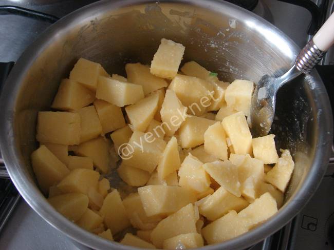 Yeşil Otlu Patates Çorbası - Yapılışı (3/8) 